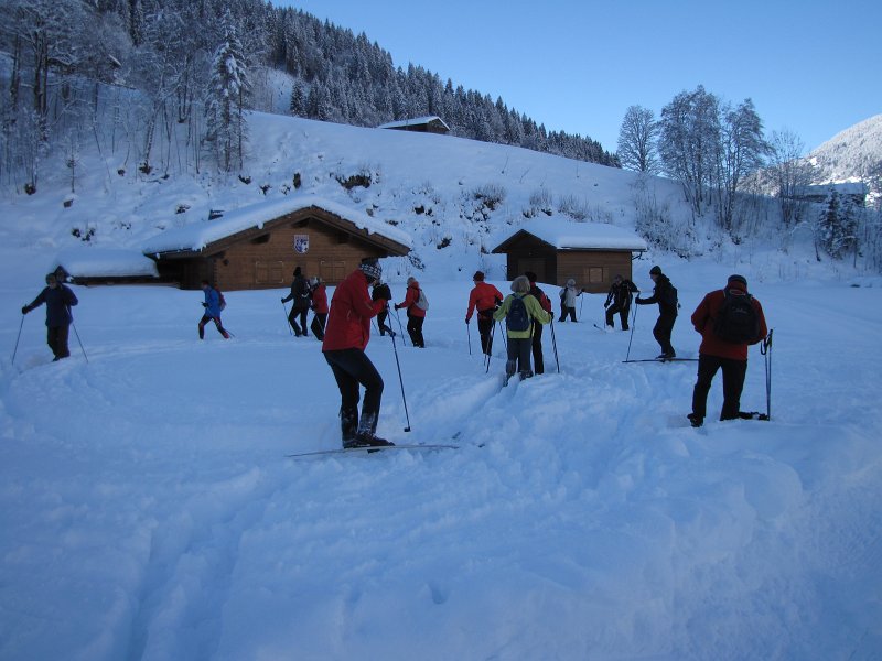 krasronde maken.jpg - Paul is onze langlaufinstructeur. Onder zijn leiding maken we eerst een stuk aangestampte sneeuw voor onze eerste langlaufles.